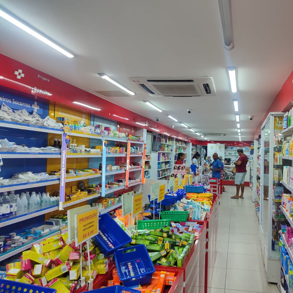 Farmacêutica atendendo cliente com atenção e cuidado