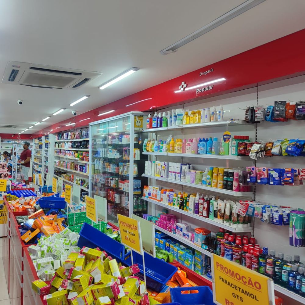 Corredor com ampla variedade de produtos de saúde e bem-estar